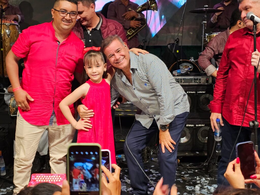 Iván Villazón, sorprendido por el talento de la niña acordeonera Isabela González